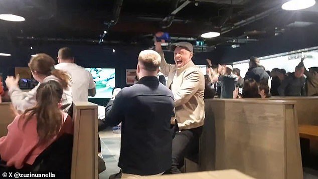 Los fanáticos de la República de Irlanda celebran frenéticamente en el aeropuerto de Dublín después de que Troy Parrott anotó el gol de la victoria en el minuto 96 para asegurar un lugar en los playoffs de la Copa del Mundo.