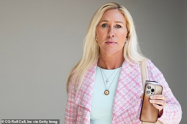 Marjorie Taylor Greene recibe amenazas de bombas caseras y entregas de pizza falsas después del ‘silbato para perros’ de Trump