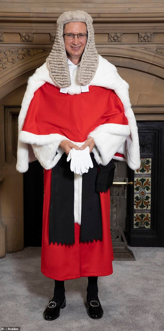 Una niña de cinco años debe conservar el apellido del hombre que violó a su madre para evitar que se “rompa” el vínculo con su padre, dictaminó un juez del Tribunal Superior