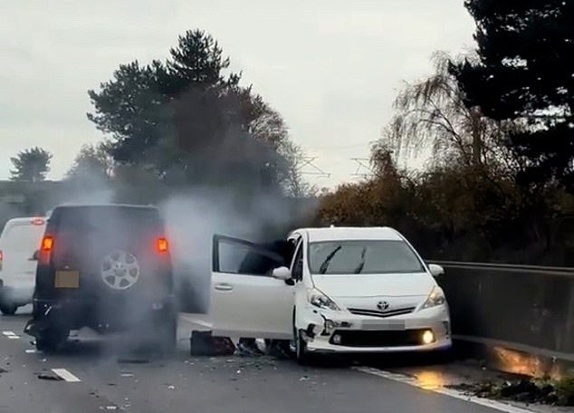 Aterrador momento en el que unos matones enmascarados son filmados ‘robando’ al conductor de un Toyota Prius accidentado en la autopista: Cuatro hombres detenidos