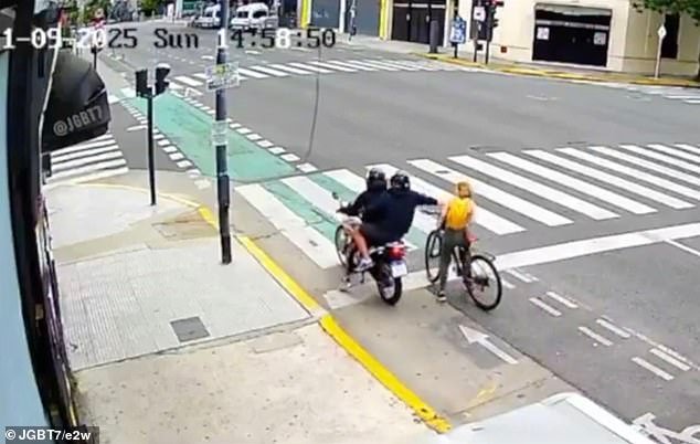 Nuevas imágenes muestran el momento en que el ladrón de teléfonos recibe karma instantáneo mientras los transeúntes corren en ayuda de una turista después de que el ladrón le arrebata su dispositivo y luego es atacado por transeúntes.