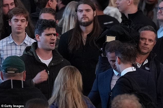 Nazis que abuchearon “Bienvenido al país” en el servicio matutino del Día de Anzac para defenderse de los cargos