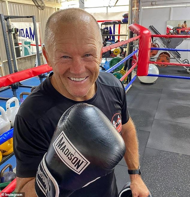 Una de las leyendas del fútbol más populares de Australia enfrenta una serie de cargos después de supuestamente atacar a un oficial de policía afuera de un pub.