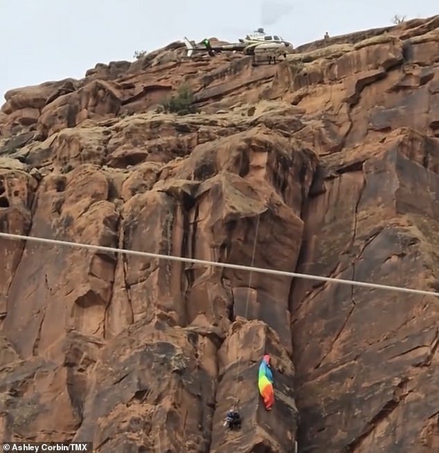 El impresionante rescate en helicóptero de un saltador BASE colgando de su paracaídas arcoíris en el cañón de Utah es captado por la cámara