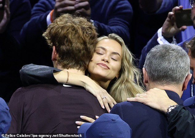 Jannik Sinner celebra con su novia modelo cuando el dominante italiano vence a Carlos Alcaraz en la final de la ATP, antes de abordar los rumores de compromiso.
