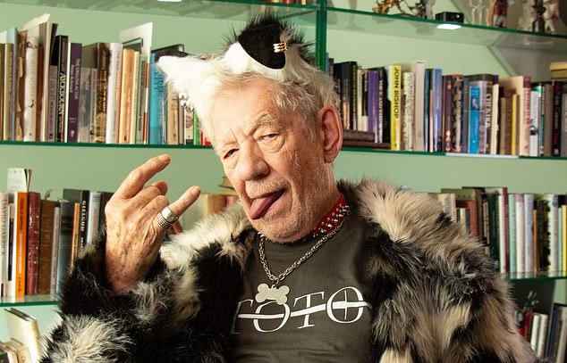 Sir Ian McKellen y Jeremy Corbyn protagonizan la pausada pantomima navideña