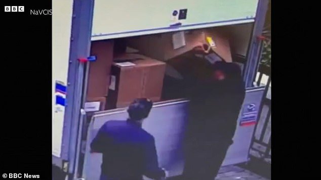 En ese momento, unos ladrones descarados roban camiones llenos de paquetes a plena luz del día, cuando los delincuentes que compran una empresa de transporte se dan cuenta de que se hacen pasar por camioneros.