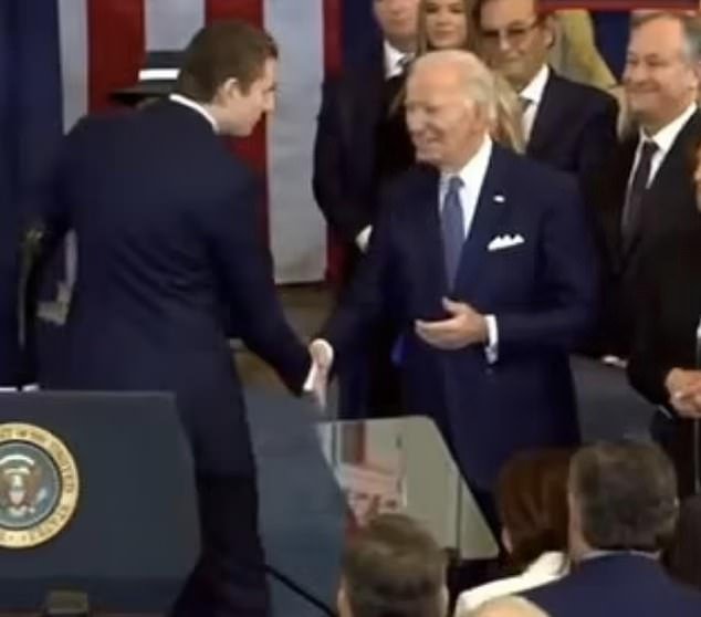 Finalmente se revelan las misteriosas palabras de Barron Trump a Joe Biden después del ardiente discurso inaugural de su padre