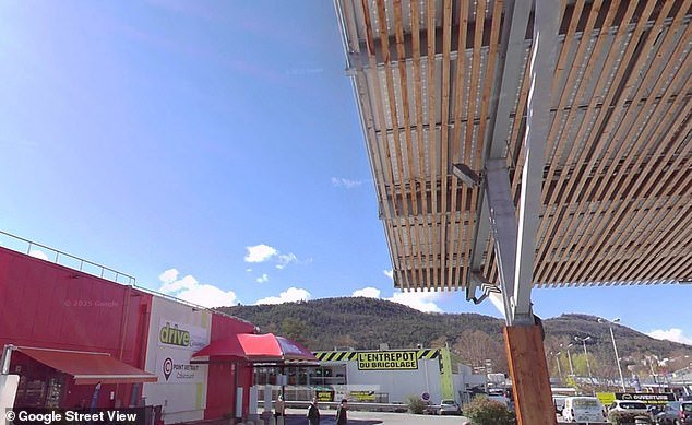 Una mujer se suicida cortándose el cuello con una motosierra delante de clientes horrorizados en un centro comercial francés