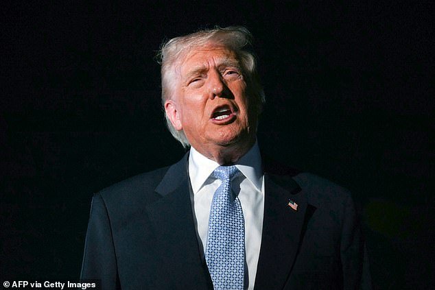 Trump explota contra periodista mientras defiende a Tucker Carlson, recuerda la cena de Nick Fuentes: ‘Kanye lo trajo’