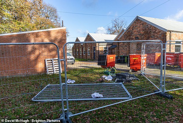 Los trabajadores comienzan a convertir un cuartel en un campo de asilo que albergará a 600 inmigrantes varones solteros en las afueras de una pequeña ciudad.