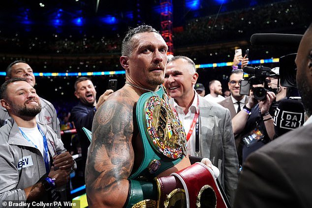 Oleksandr Usyk renuncia a su título de peso pesado de la OMB y el cinturón pasa a manos de Fabio Wardley