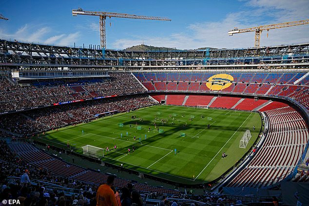 El Barcelona confirma la fecha de regreso del Camp Nou, tras un retraso de un año en su renovación de 1.250 millones de libras esterlinas, ya que el estadio sigue a medio terminar y rodeado de grúas.