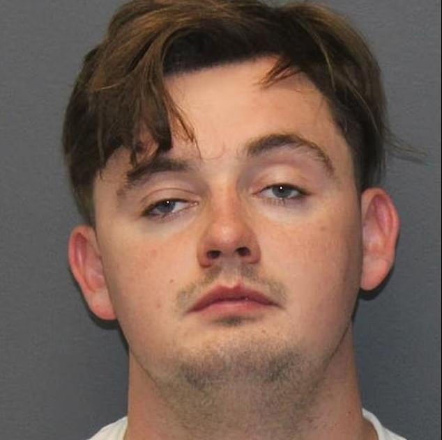 El misterio que rodea al hombre “británico” con DOS identidades falsas que mató a un conductor de Uber durante una persecución policial desconcierta a la policía estadounidense