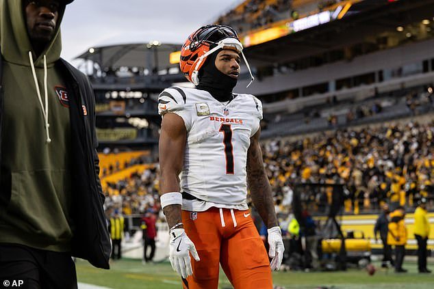 La estrella de los Bengals, Ja’Marr Chase, es suspendido por la NFL por escupir a su rival durante un acalorado juego de los Steelers.