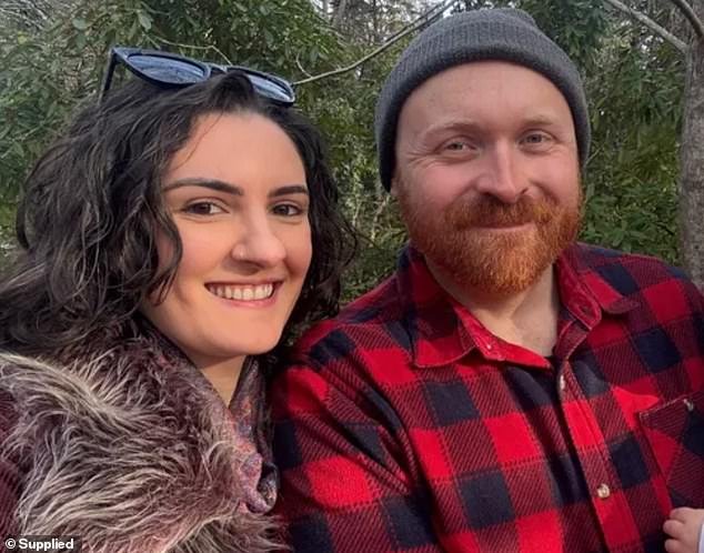 Con el corazón roto, la viuda rompe el silencio sobre la muerte de su padre en un extraño accidente