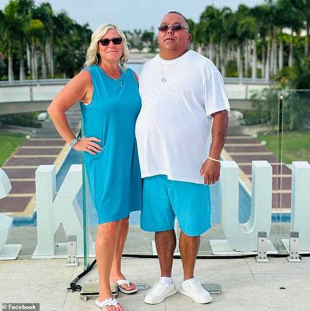 Una pareja es encontrada asesinada en su casa frente al mar después de una aterradora llamada de emergencia, mientras la policía arresta a un amigo.