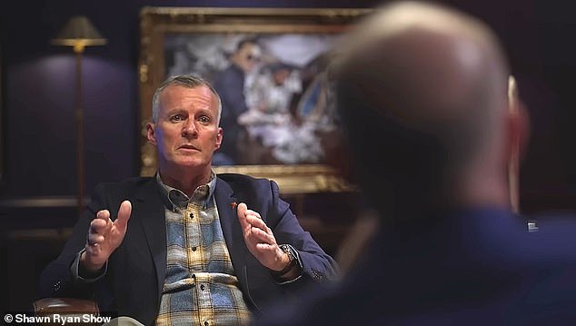 El jefe de seguridad de Charlie Kirk finalmente explica las inusuales señales con las manos que hizo su equipo momentos antes de que se disparara el tiro mortal.