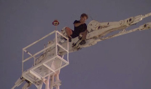 Adolescente causa caos en un concurrido CBD después de subirse a una grúa de 70 metros de altura y negarse a bajar durante horas