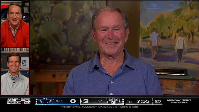 George W. Bush sorprende a los fanáticos de la NFL con una rara aparición televisiva en ManningCast: “Qué broma más patética”