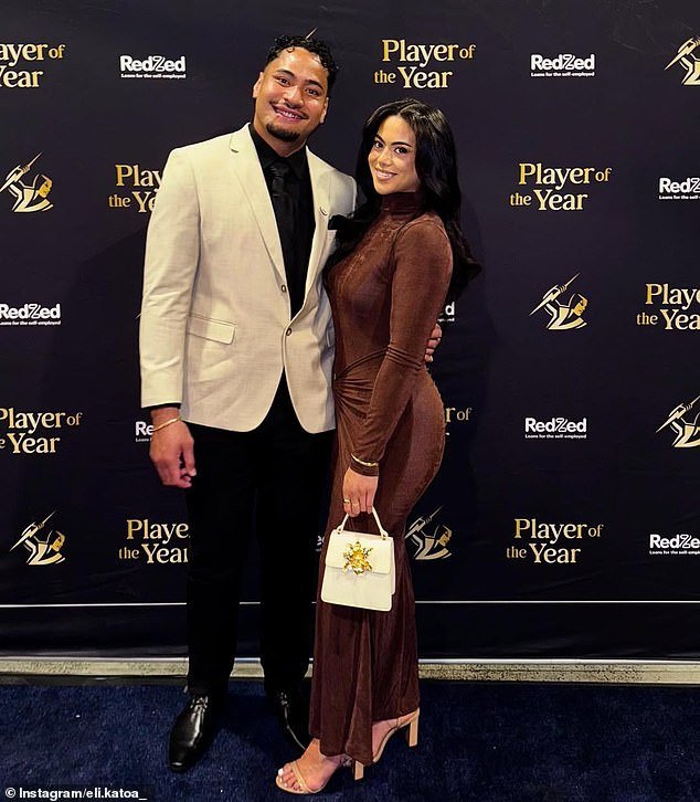 La estrella del fútbol recibe una noticia desgarradora después de sufrir horribles golpes en la cabeza y tener que someterse a una cirugía cerebral de emergencia.