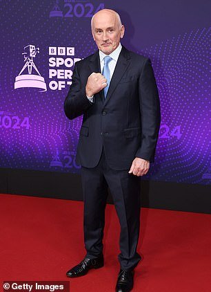 La extraña pelea de £ 140 millones entre Anthony Joshua y Jake Paul es “absolutamente peligrosa”, dice Barry McGuigan, quien teme que AJ “le corte la cabeza al YouTuber”.