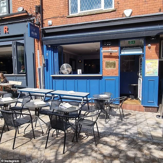 ¿Cosmopolita o anticuada? La coctelería prohíbe a los bebedores solteros para disuadirlos de “llamar” a los grupos.