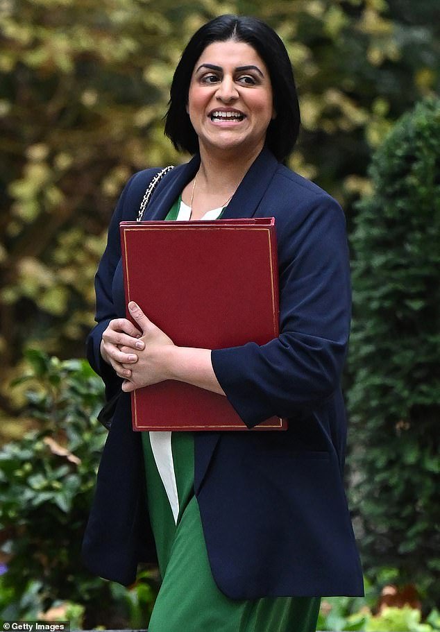 Los niños nacidos en Gran Bretaña de padres refugiados serán deportados como parte de las reformas de asilo de Shabana Mahmood.