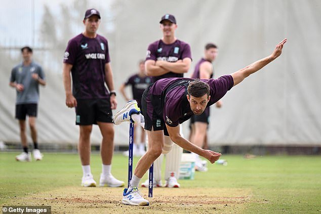 ‘Era absolutamente rápido’: el compañero de equipo de Mark Wood en Inglaterra respalda a un lanzador rápido que causará una gran impresión en las Cenizas mientras Inglaterra considera seleccionar cinco cerradores para la primera prueba.