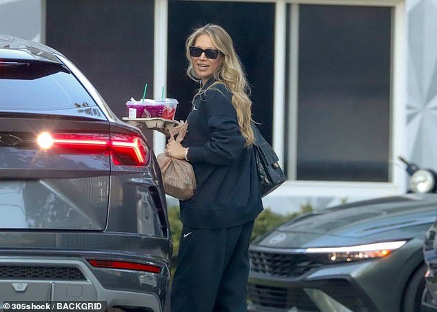 Anna Kournikova embarazada hace de barista mientras se dirige a tomar un café familiar en el superdeportivo Porsche de 105.000 dólares