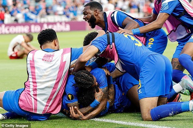 La pequeña isla caribeña está al borde de la historia de la Copa del Mundo: el poco conocido país de 15 años, casi CUATRO veces más pequeño que Londres, está a sólo un partido de la clasificación bajo la dirección del ex entrenador de la Premier League, y es Steve McClaren quien se interpone en su camino.