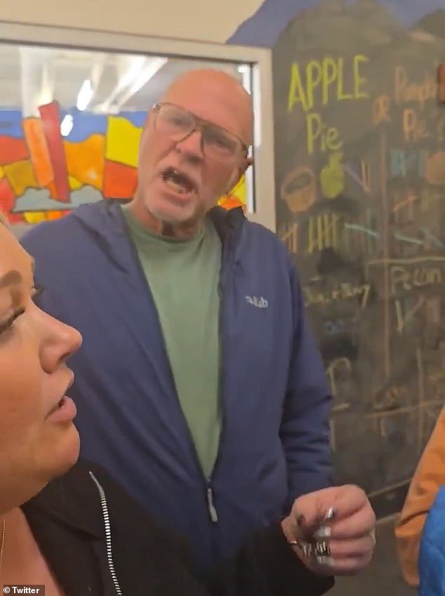 Un profesor jubilado de Colorado llama “nazis” a los partidarios de Turning Point USA en una airada diatriba tras la aprobación del capítulo.