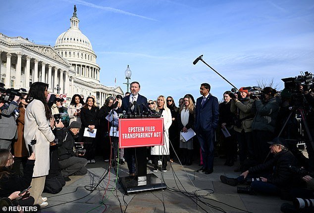 La Cámara de Representantes aprueba por abrumadora mayoría la divulgación de los explosivos archivos de Epstein, lo que supone un arriesgado revés contra Trump