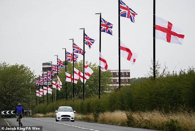 El jefe de policía dice que las banderas de San Jorge son “herramientas de división” utilizadas para sembrar el miedo en las calles y admitió que el sistema de asilo necesita “una reforma urgente”.