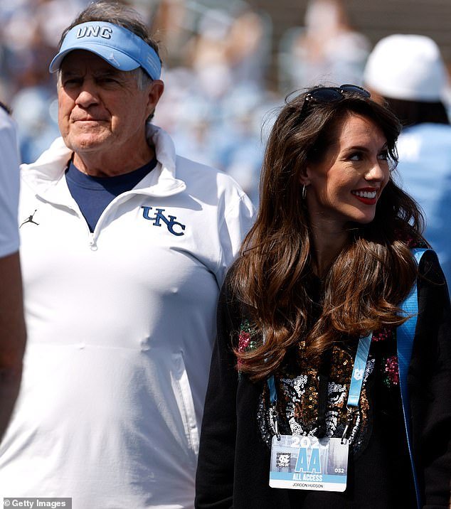 Bill Belichick, de 73 años, interpreta el papel del novio enamorado, mientras que Jordon Hudson, de 24 años, hace su debut como animadora en Carolina del Norte.