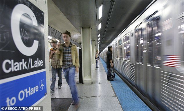 Hombre acusado de delitos federales de terrorismo después de presuntamente prender fuego a una mujer el 17 de noviembre en el tren de la Línea Azul en la estación CTA Clark/Lake en Chicago.