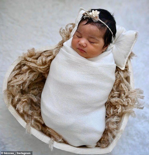 La estrella del fútbol y su esposa se convierten en padres por segunda vez y su hija tiene un nombre MUY inusual con un significado especial