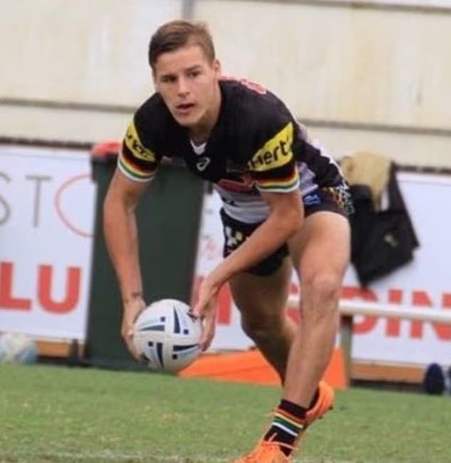 La estrella del fútbol en ascenso está encarcelada por golpear a una mujer en la cara mientras intentaba salvar a un hombre al que había pateado en una pelea en un bar del Día de Anzac.