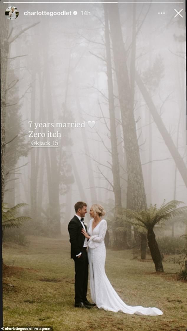 La esposa del gran futbolista Kieren Jack envía un mensaje muy revelador sobre su disputa familiar con su padre, leyenda de la NRL, mientras celebra su aniversario de bodas.