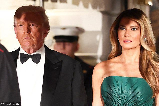 El sutil gesto de Melania hacia el príncipe saudí mientras aturdía con un vestido verde sin tirantes tras la extraordinaria defensa de Trump en la Oficina Oval provocó indignación.
