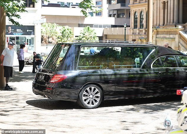 “Goodbye World”: la canción característica frente al ataúd de John Laws mientras Russell Crowe lidera el quién es quién del mundo del espectáculo y la política australianos para decir un último adiós a los Golden Tonsils.