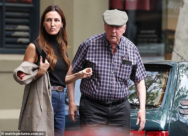 Nuevas revelaciones por correo electrónico de Jeffrey Epstein a medida que salen a la luz los mensajes que intercambió con la hija del primer ministro australiano, Katherine Keating, incluido un beso con una “X”.