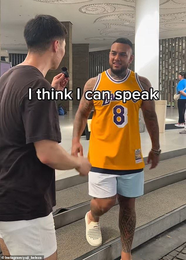 La estrella del fútbol revela el plato MUY inusual que le gusta comer mientras es emboscado por la sensación de TikTok con 7,5 millones de seguidores.