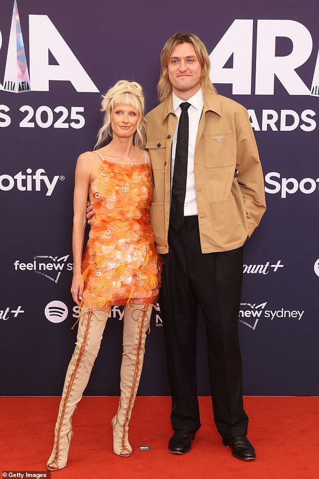 La novia estrella de ABC del capitán de Collingwood, Darcy Moore, Dee Salmin, luce otro atuendo llamativo en los ARIA después de aparecer en los titulares en la alfombra roja de la Medalla Brownlow.