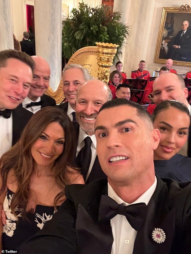 Cristiano Ronaldo posa para un selfie en la Casa Blanca con Elon Musk y su prometida Georgina Rodríguez tras cenar con Donald Trump