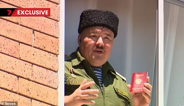 El “cosaco australiano”, un activista pro Putin escondido en la embajada rusa, se vuelve contra sus PROPIOS protectores con un lamento extraordinario: “Nunca me sentí bienvenido en este edificio ni por un día”.