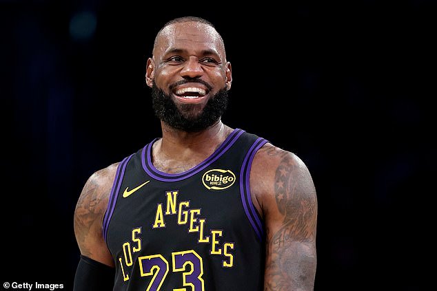 LeBron James hace historia en la NBA cuando la leyenda de los Lakers comienza su temporada número 23 con una victoria sobre el Utah Jazz.