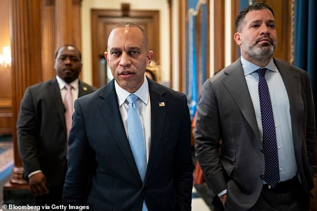 Hakeem Jeffries es el último demócrata afectado por los archivos de Epstein, ya que insiste en que “nunca conoció” al multimillonario.