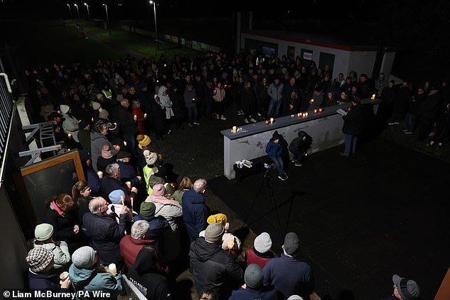 Cientos de personas se reúnen para velar por las cinco personas que murieron en un trágico accidente automovilístico que dejó “una nube oscura sobre toda la ciudad”.