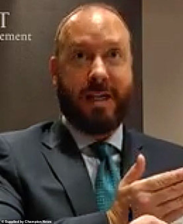 El financiero que demandó a su propia madre cuando ella lo “desheredó” después de una disputa sobre la propiedad de su casa en Chelsea pierde una batalla judicial de £2,6 millones y se le ordena abandonar la propiedad después de que el juez dictaminó que había “invadido”.